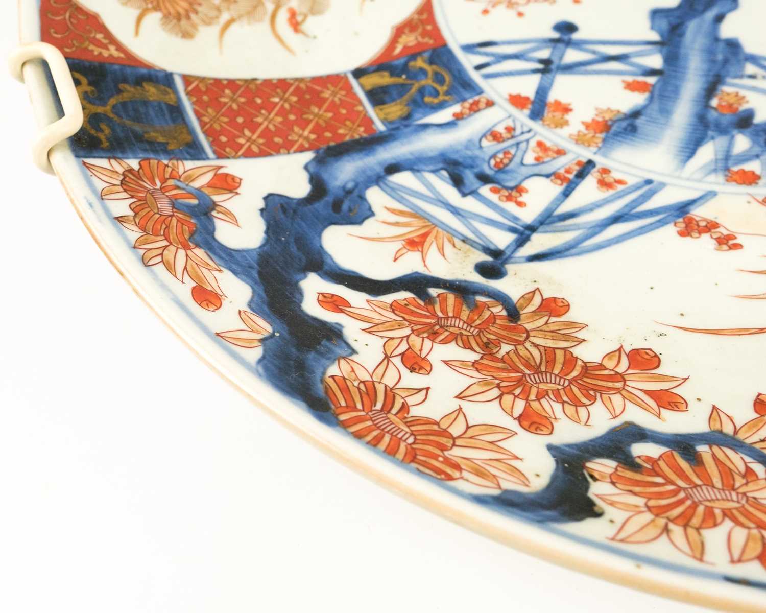 A large Japanese imari porcelain charger, Meiji period. - Image 2 of 4