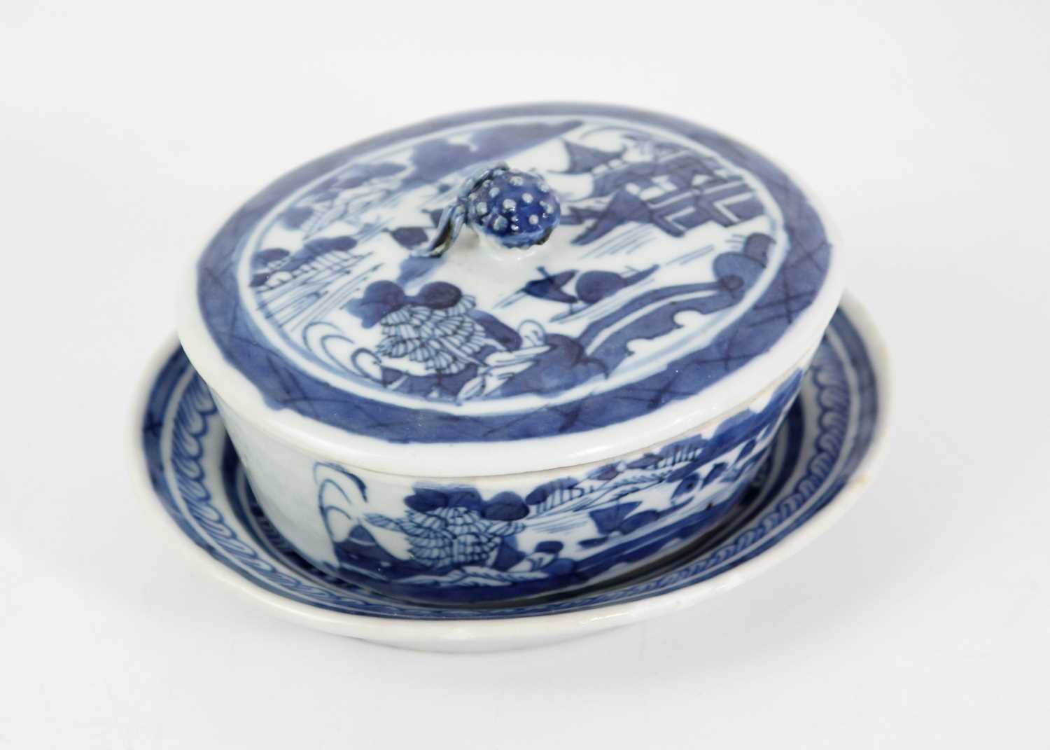 A Chinese export blue and white porcelain tureen, Qianlong period. - Image 3 of 8