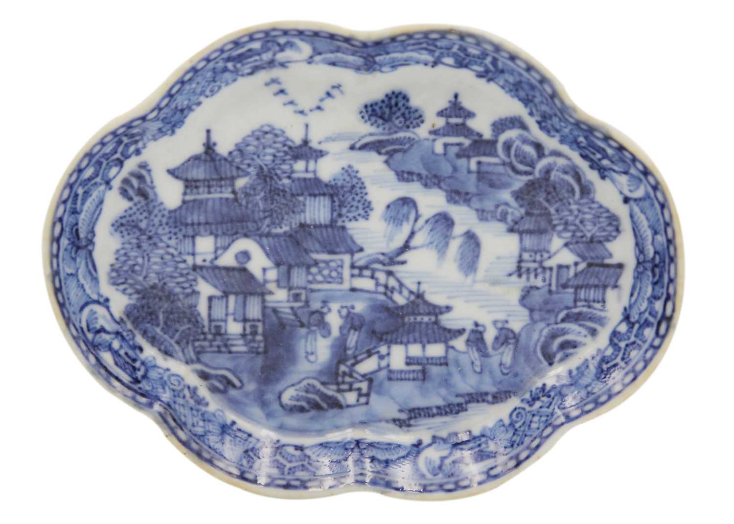 A pair of Chinese export blue and white porcelain dishes, 18th century. - Image 4 of 6