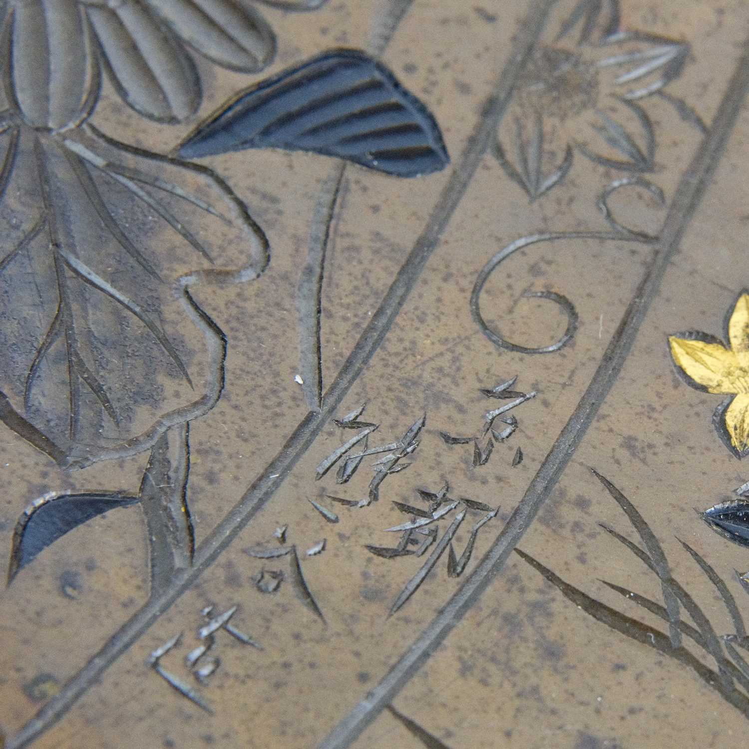 A Japanese bronze shakudo plate, Meiji period. - Image 5 of 6