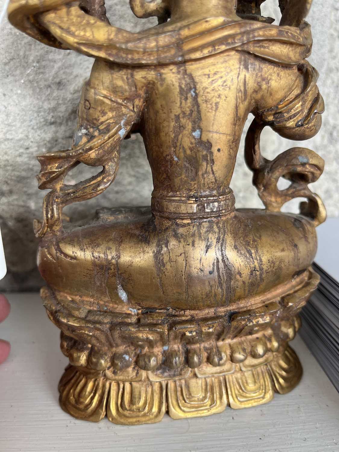 A Chinese white and gilded jade seated Buddha, 18th/19th century. - Image 7 of 10