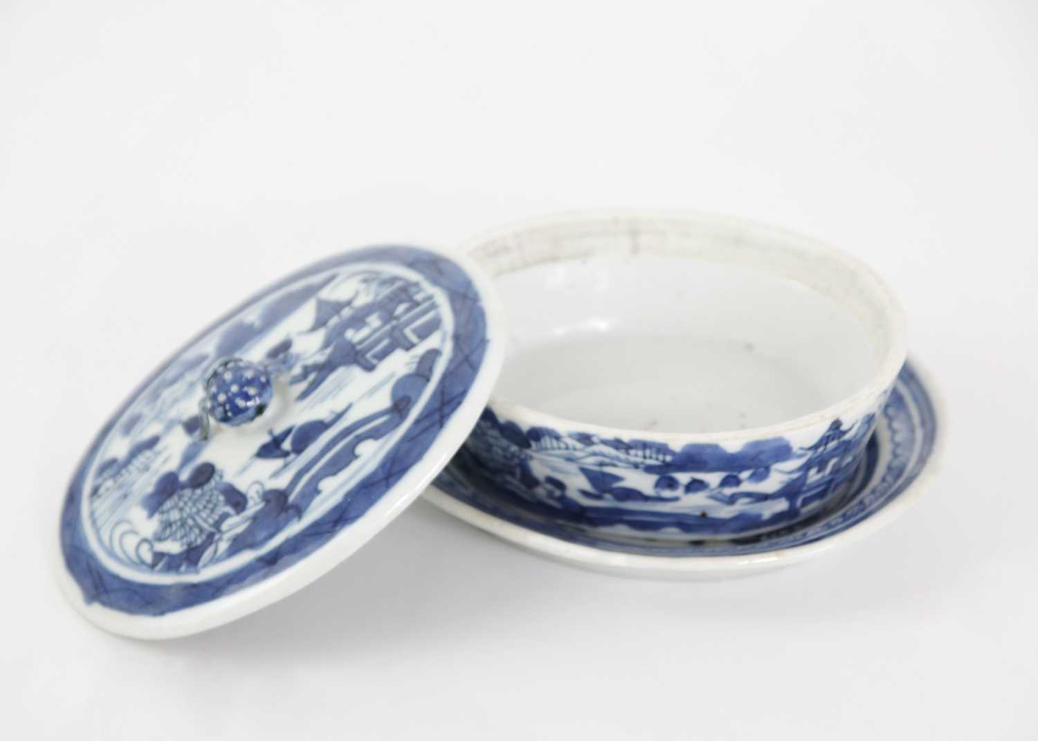 A Chinese export blue and white porcelain tureen, Qianlong period. - Image 5 of 8
