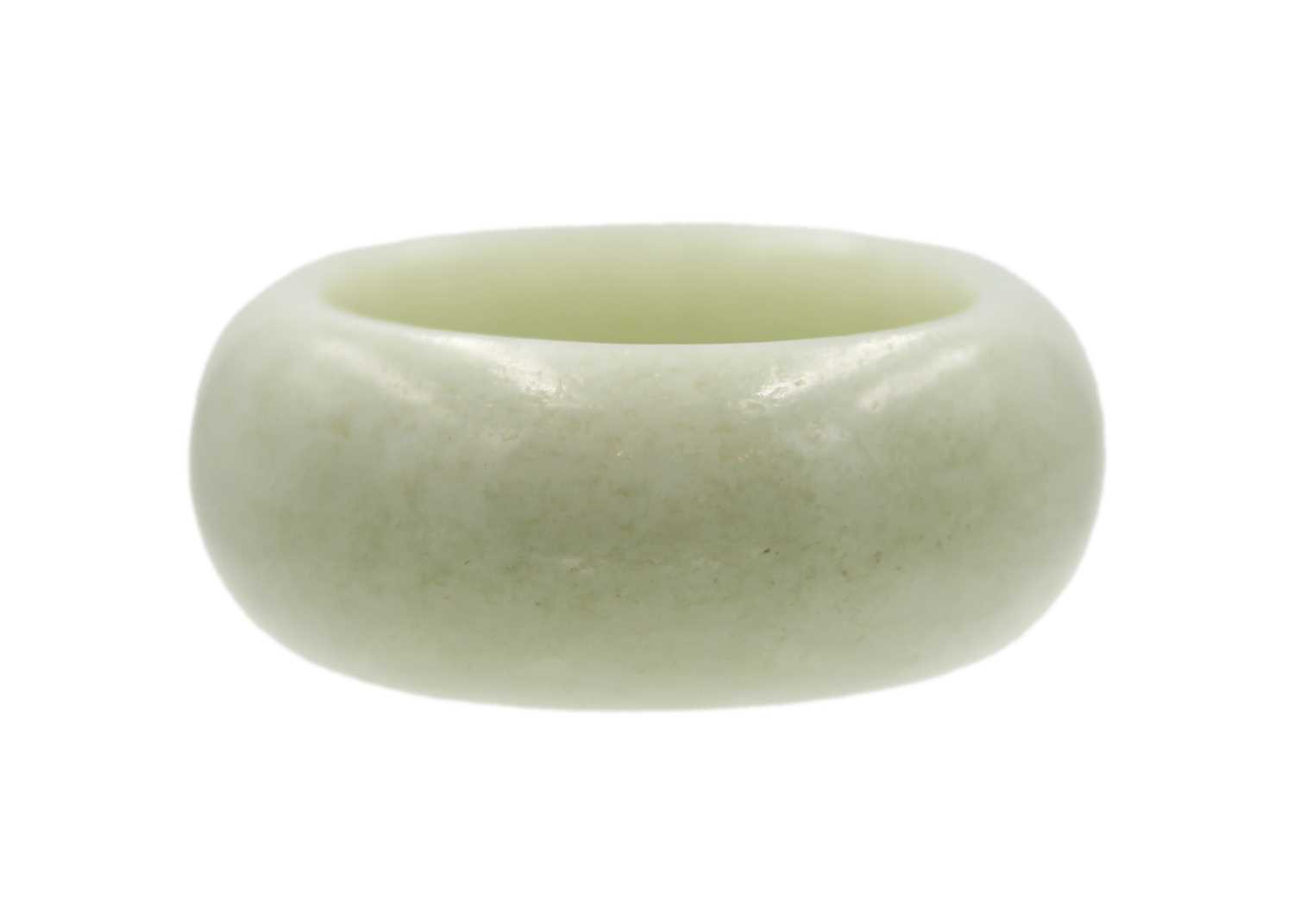 A Chinese jade hair ring, Qing Dynasty. - Image 3 of 7