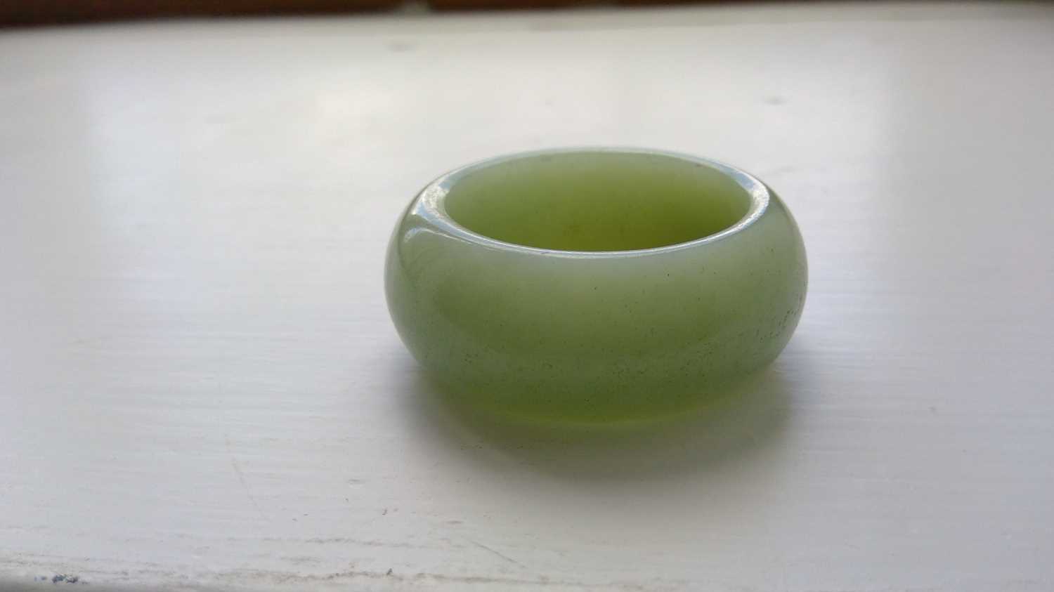 A Chinese jade hair ring, Qing Dynasty. - Image 7 of 7