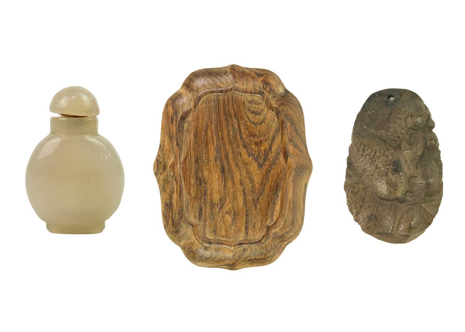 A Chinese agate snuff bottle.