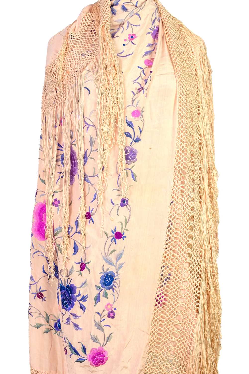 A Chinese silk embroidered light pink shawl, 20th century. - Image 3 of 10