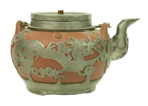 A Chinese Yixing pottery teapot, early 20th century.