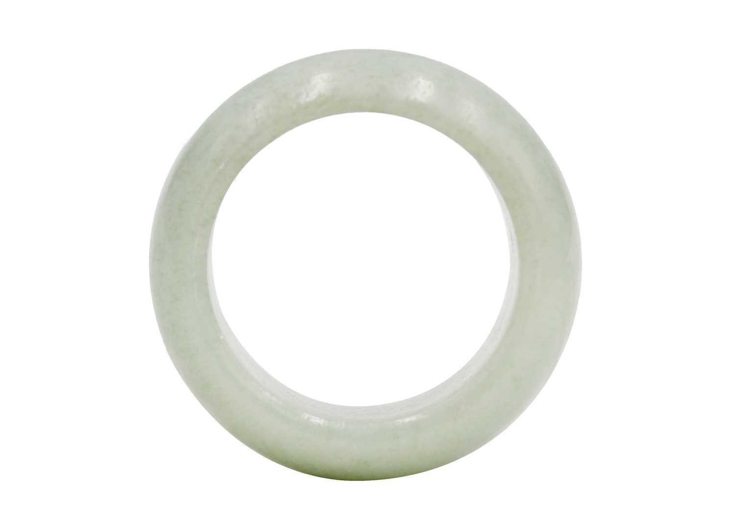 A Chinese jade hair ring, Qing Dynasty. - Image 2 of 7