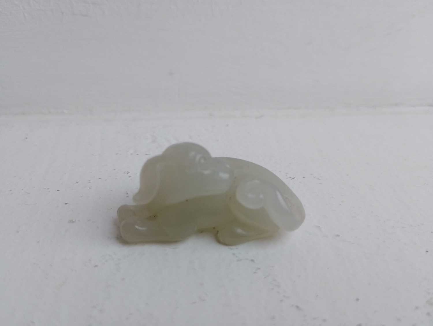 A Chinese jade model of a reclining dog, late Qing Dynasty. - Image 6 of 7