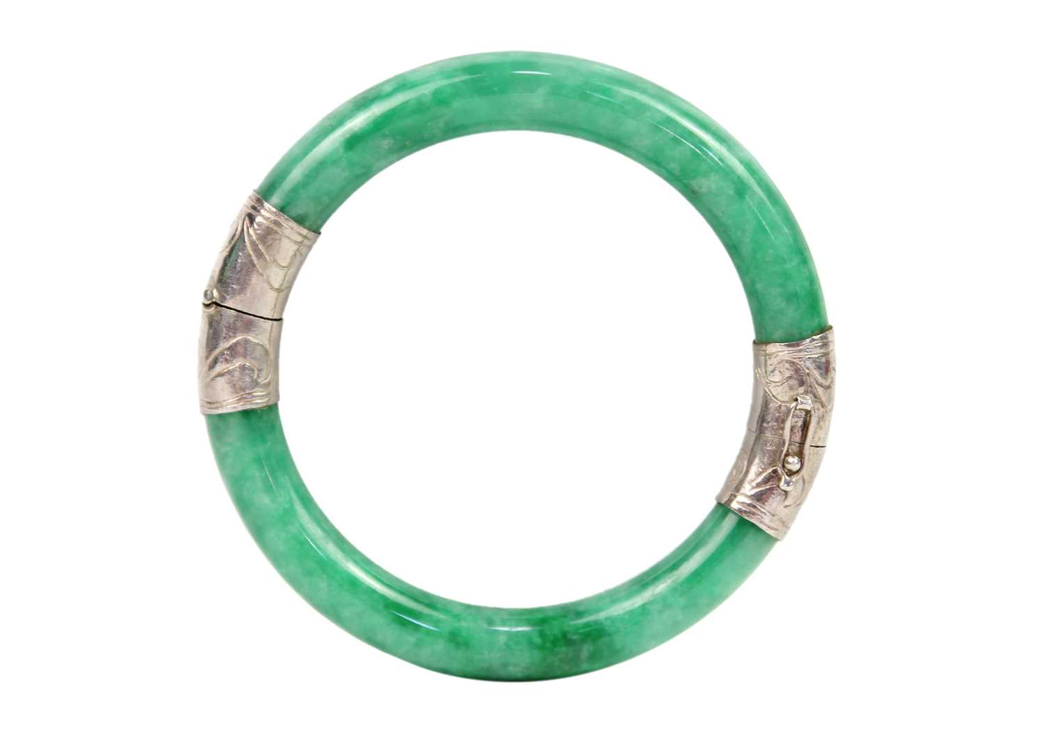 A Chinese jade and silver hinged bangle, Qing Dynasty, 19th century. - Image 2 of 5