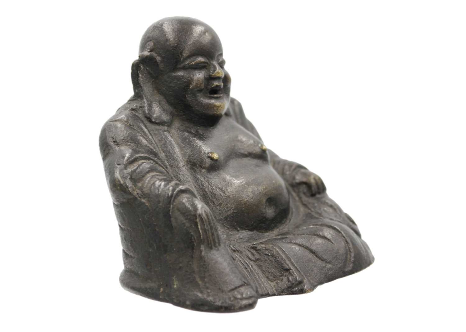 A Chinese bronze model of a seated Buddha, 18th/19th century. - Image 2 of 5