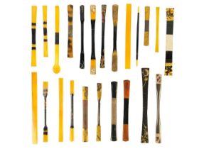 Twenty-three various Japanese lacquer tortoiseshell & bakelite kogai.