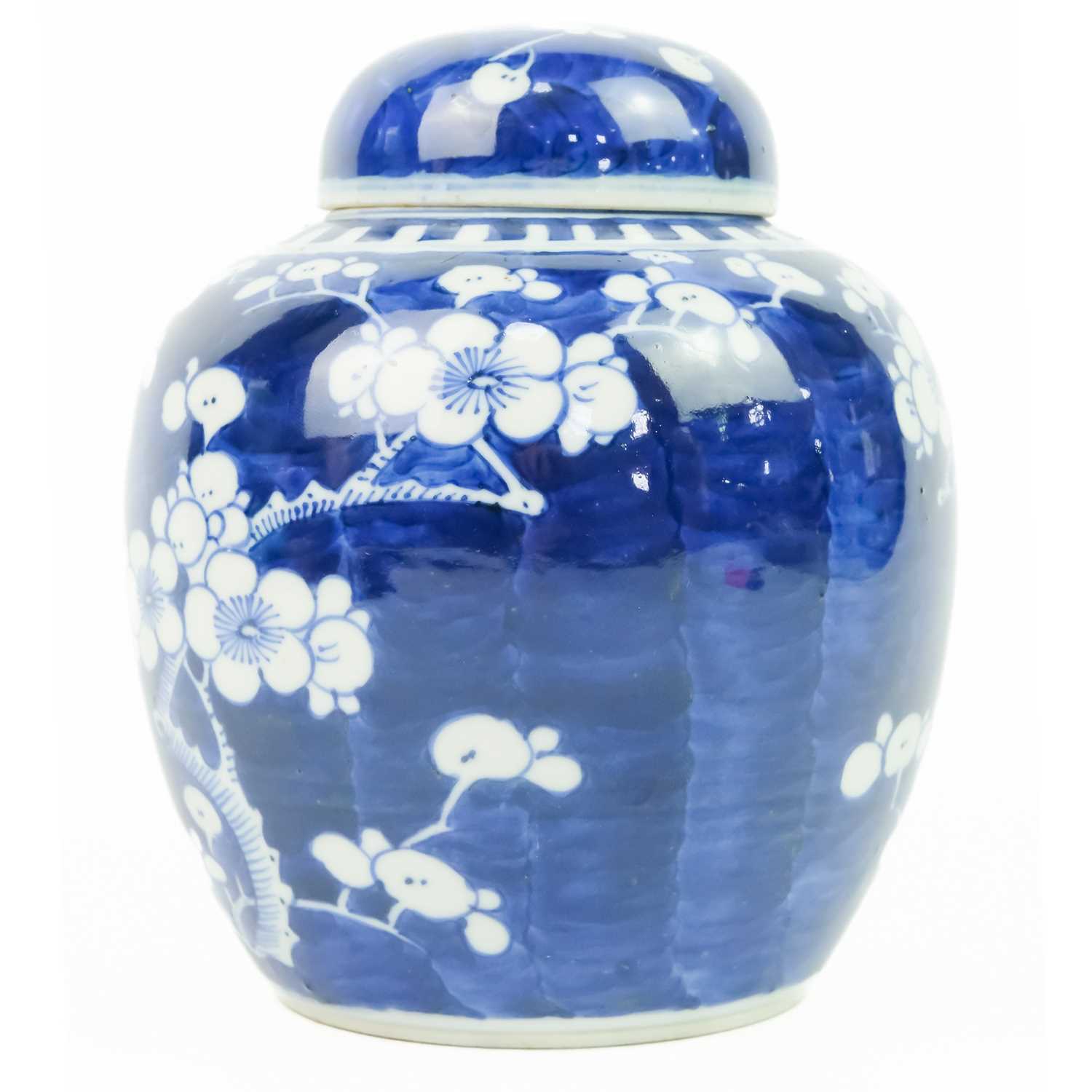 A Chinese blue & white prunus blossom pattern ginger jar & cover, circa 1900. - Image 2 of 6