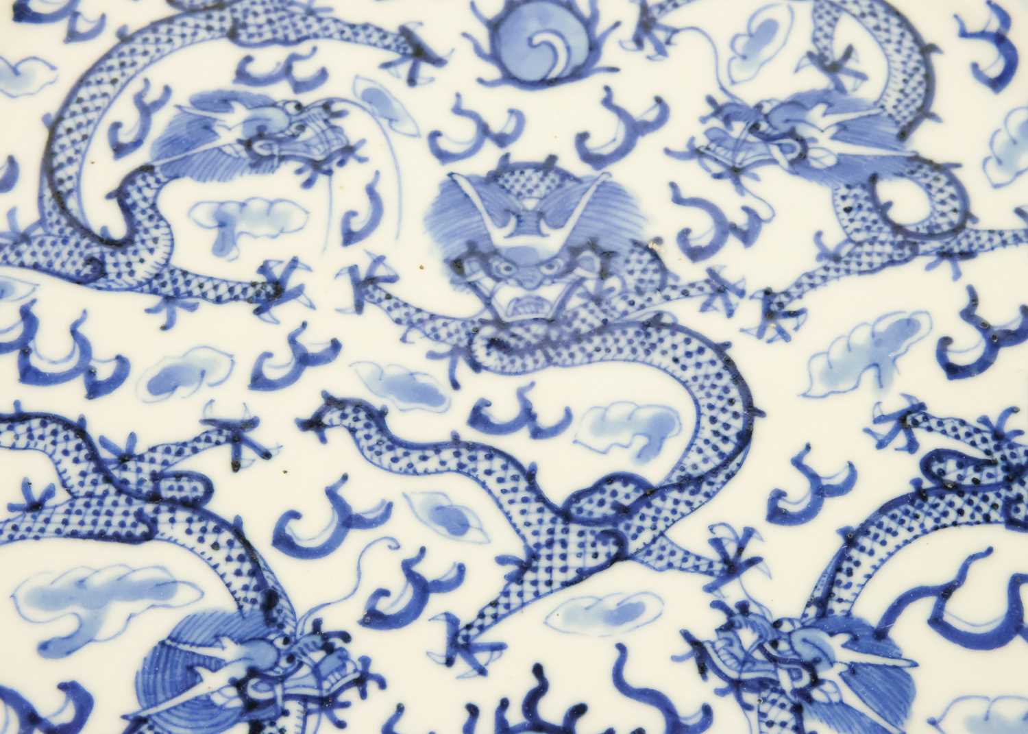 A Chinese blue and white porcelain plate, Qianlong period, 18th century. - Image 4 of 5