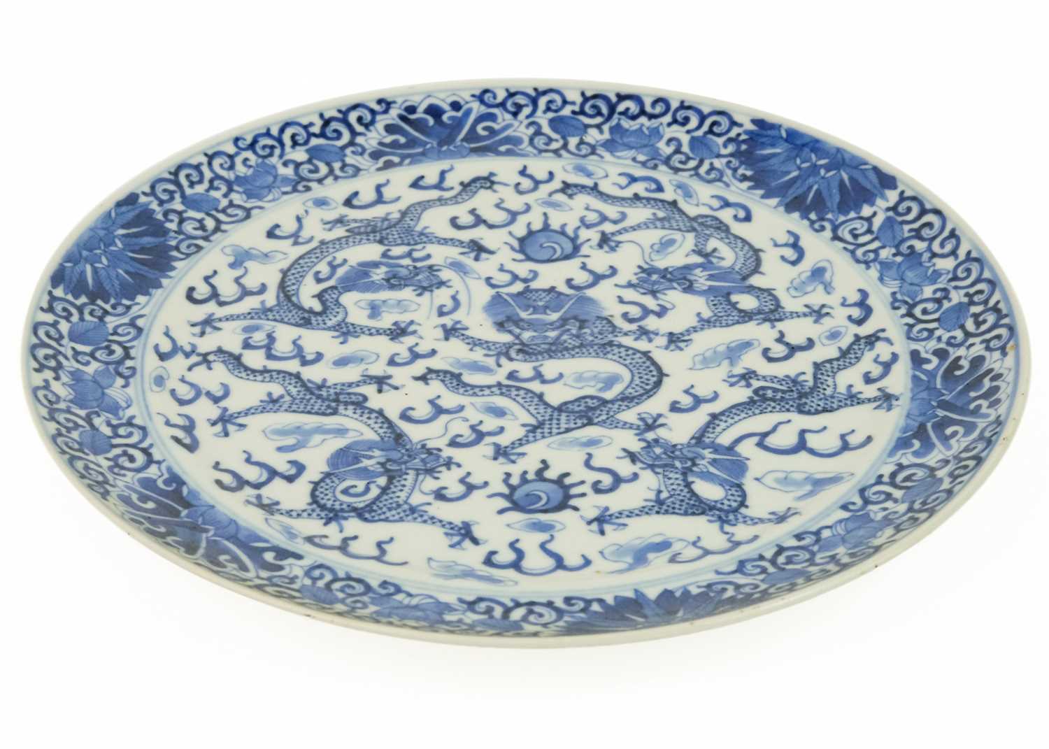 A Chinese blue and white porcelain plate, Qianlong period, 18th century. - Image 3 of 5