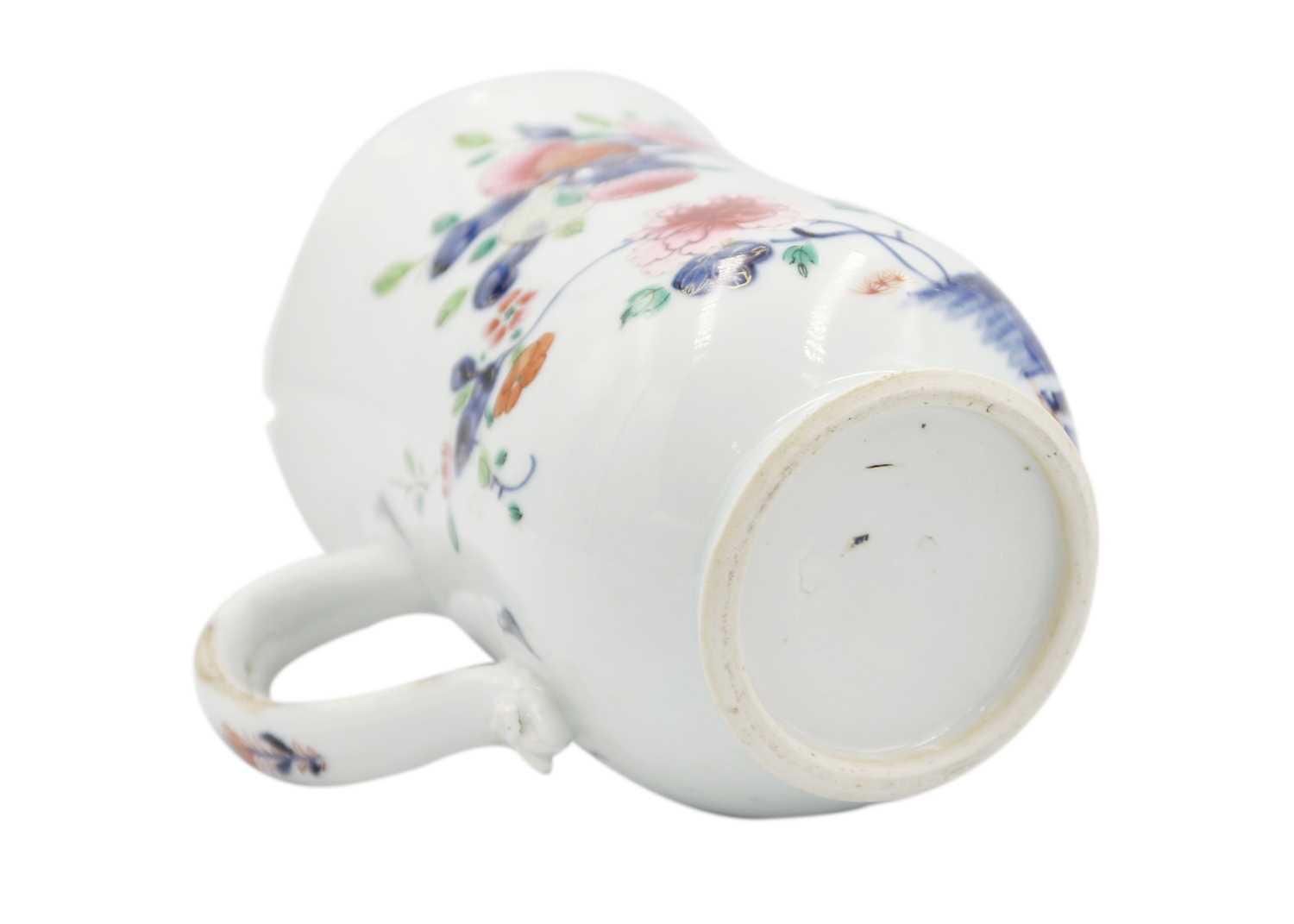 A large Chinese export porcelain mug, 18th century. - Image 6 of 6