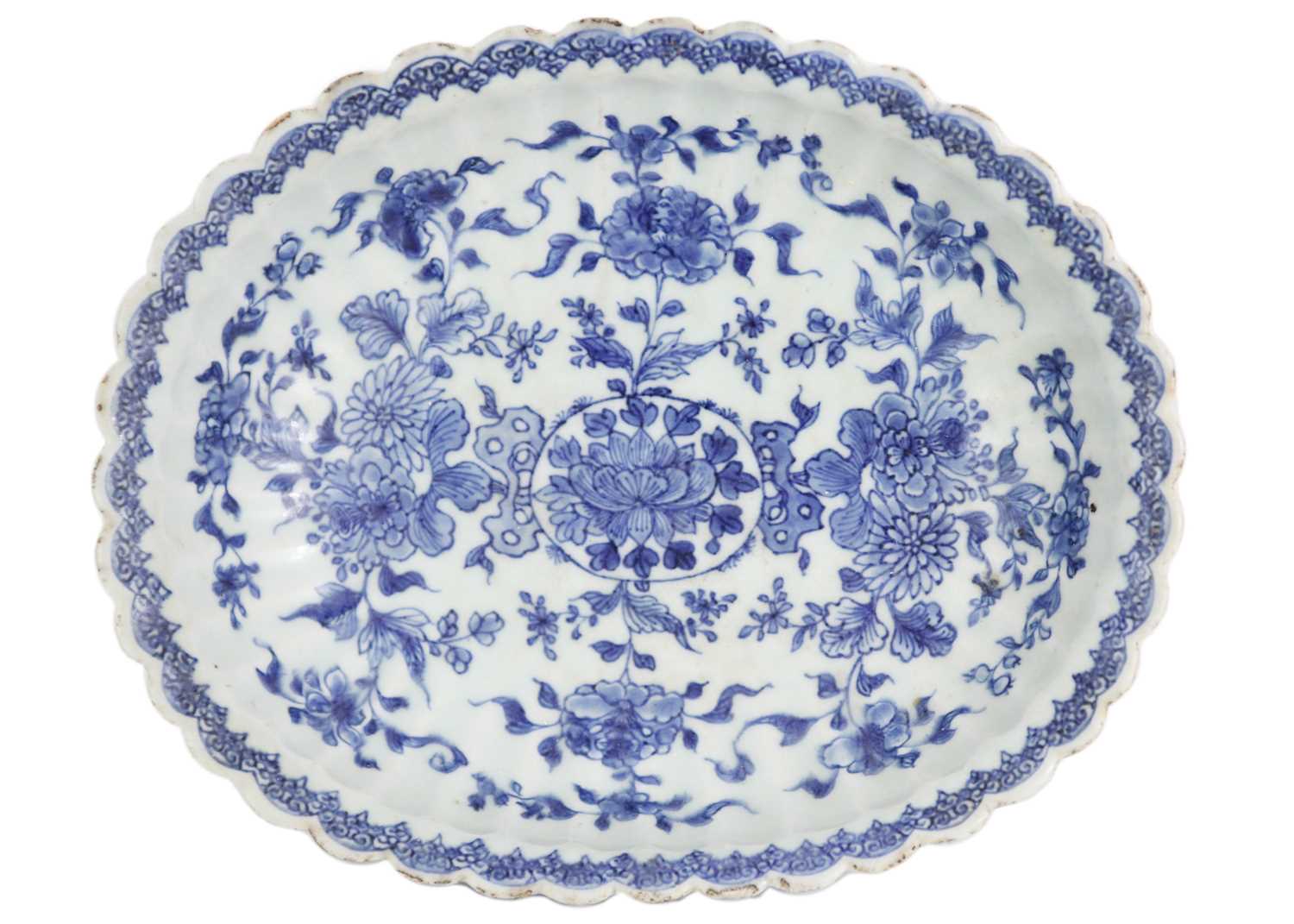 A Chinese export blue and white porcelain dish, 18th/19th century. - Image 2 of 10