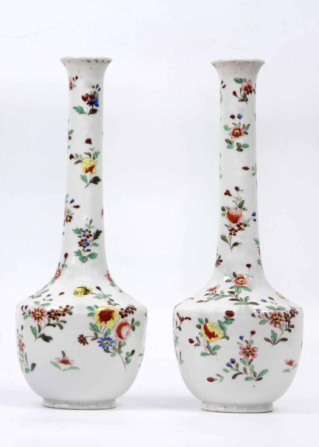A pair of Japanese porcelain vases, Meiji period. - Image 3 of 5