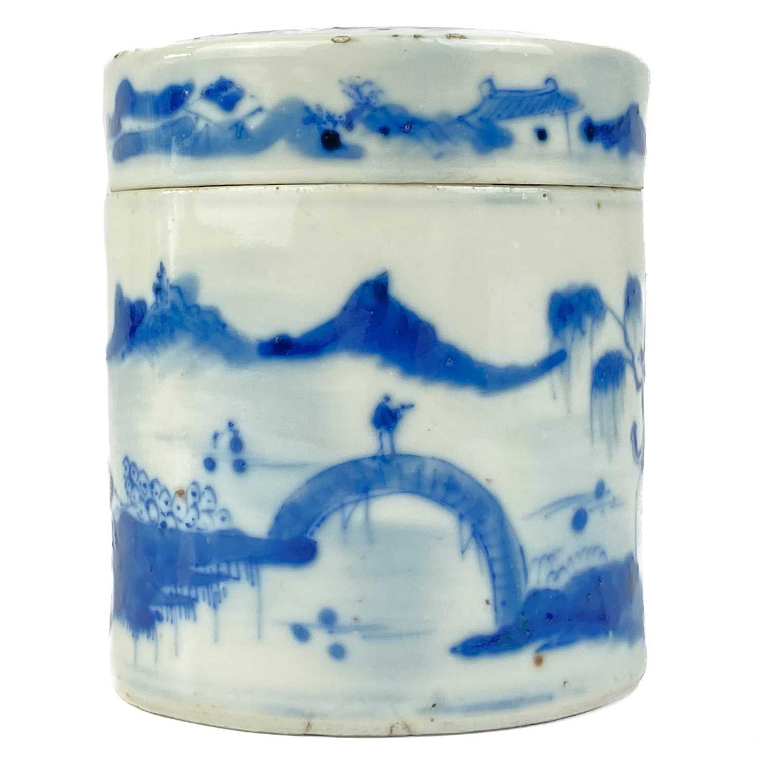 A Chinese blue and white jar and cover, late 19th century. - Image 2 of 9