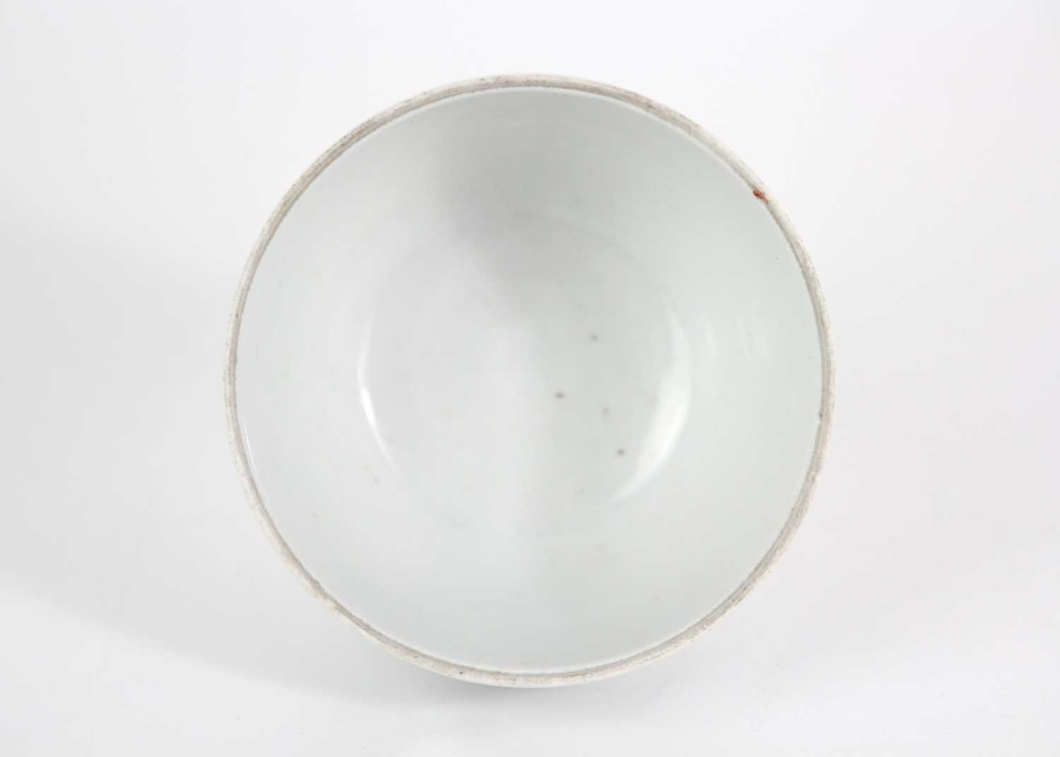 A Chinese export blue and white porcelain dish, 18th/19th century. - Image 8 of 10