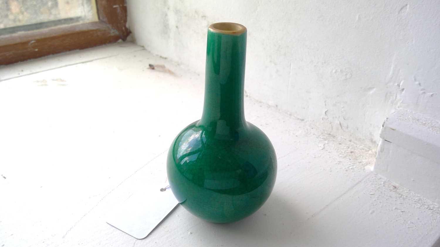 A Chinese dark green monochrome crackle-glaze bottle vase, 19th century. - Image 8 of 14