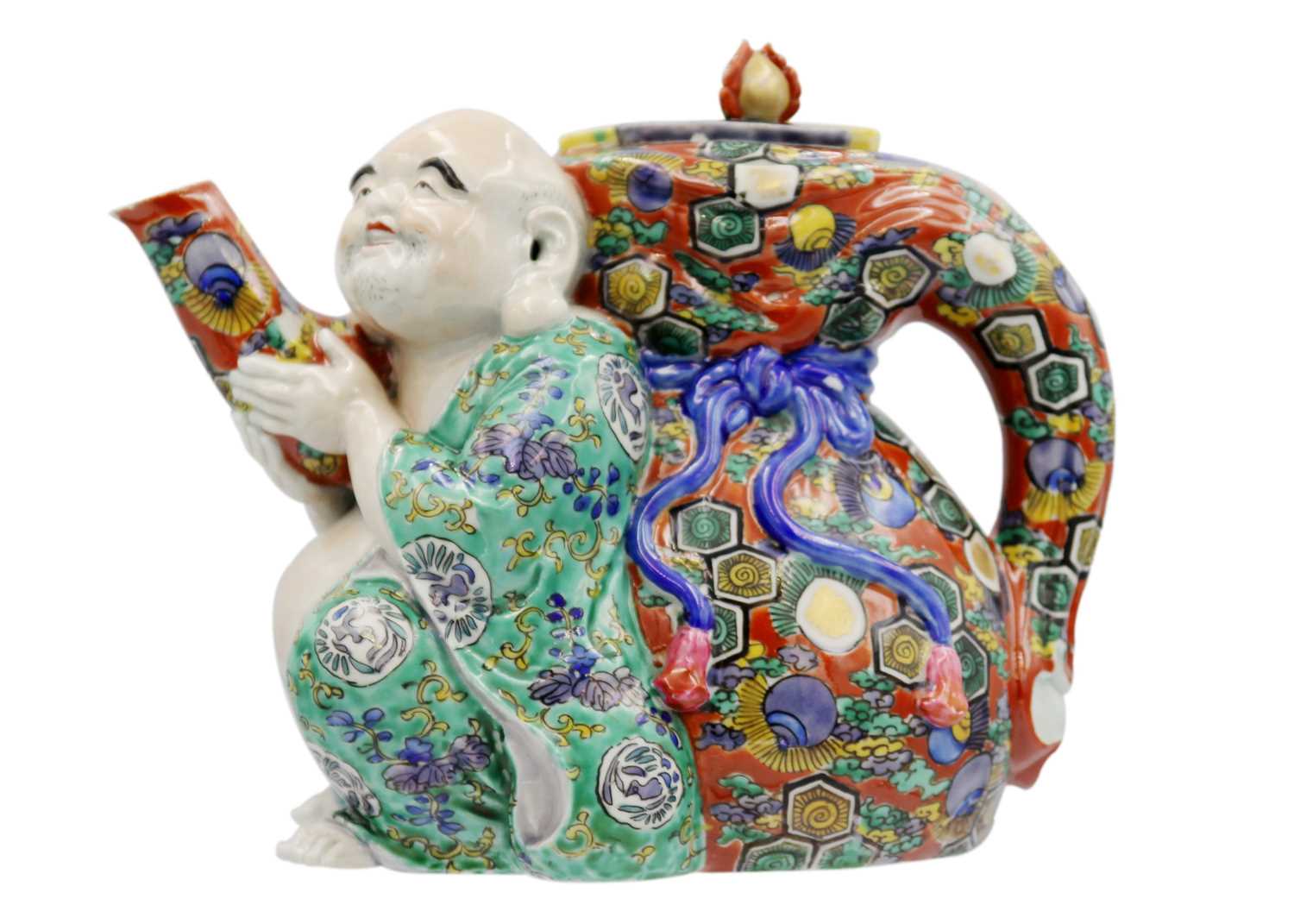 A Japanese porcelain teapot, early 20th century.