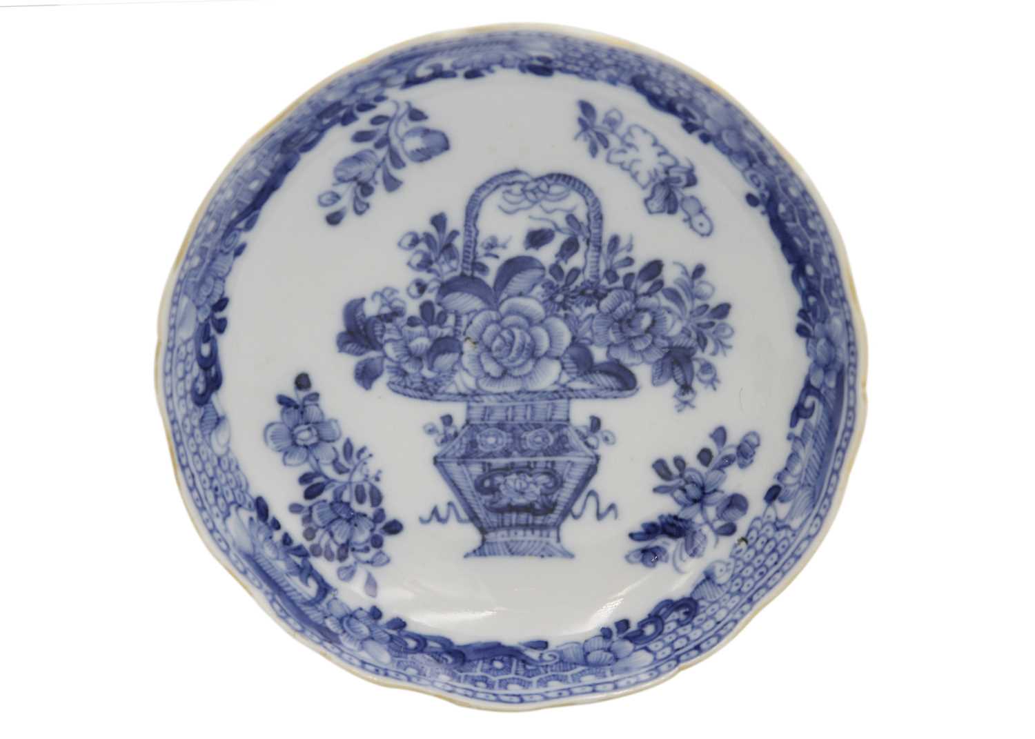 A pair of Chinese export blue and white porcelain dishes, 18th century. - Image 2 of 6