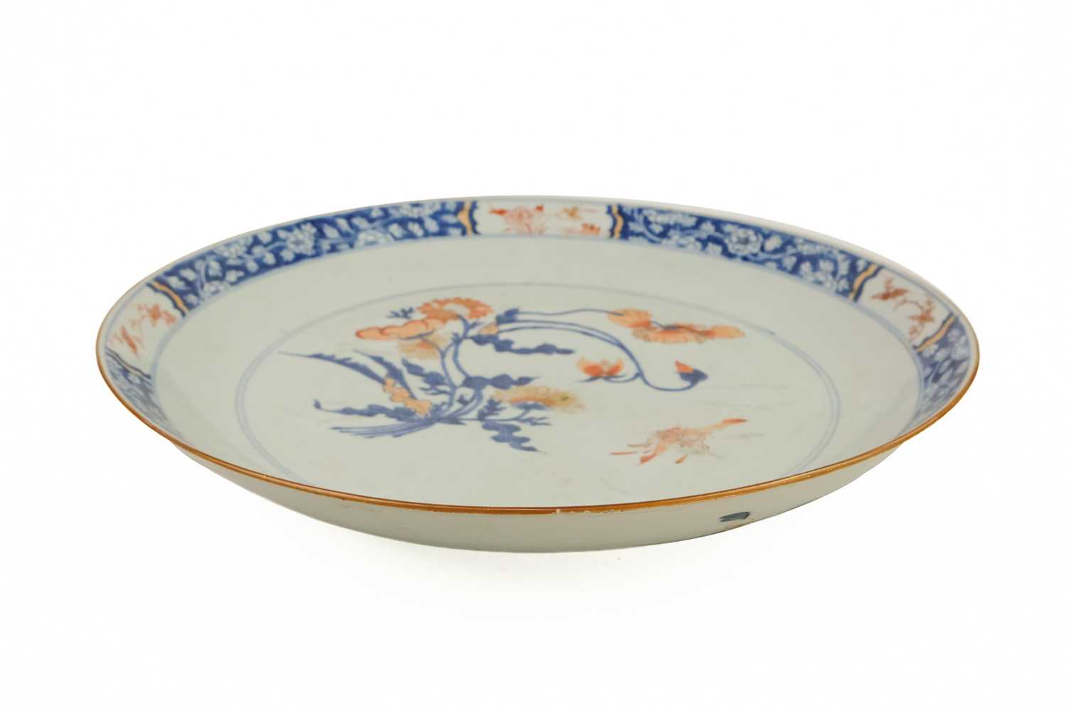 A Chinese Imari porcelain shallow dish, 18th century. - Image 2 of 7