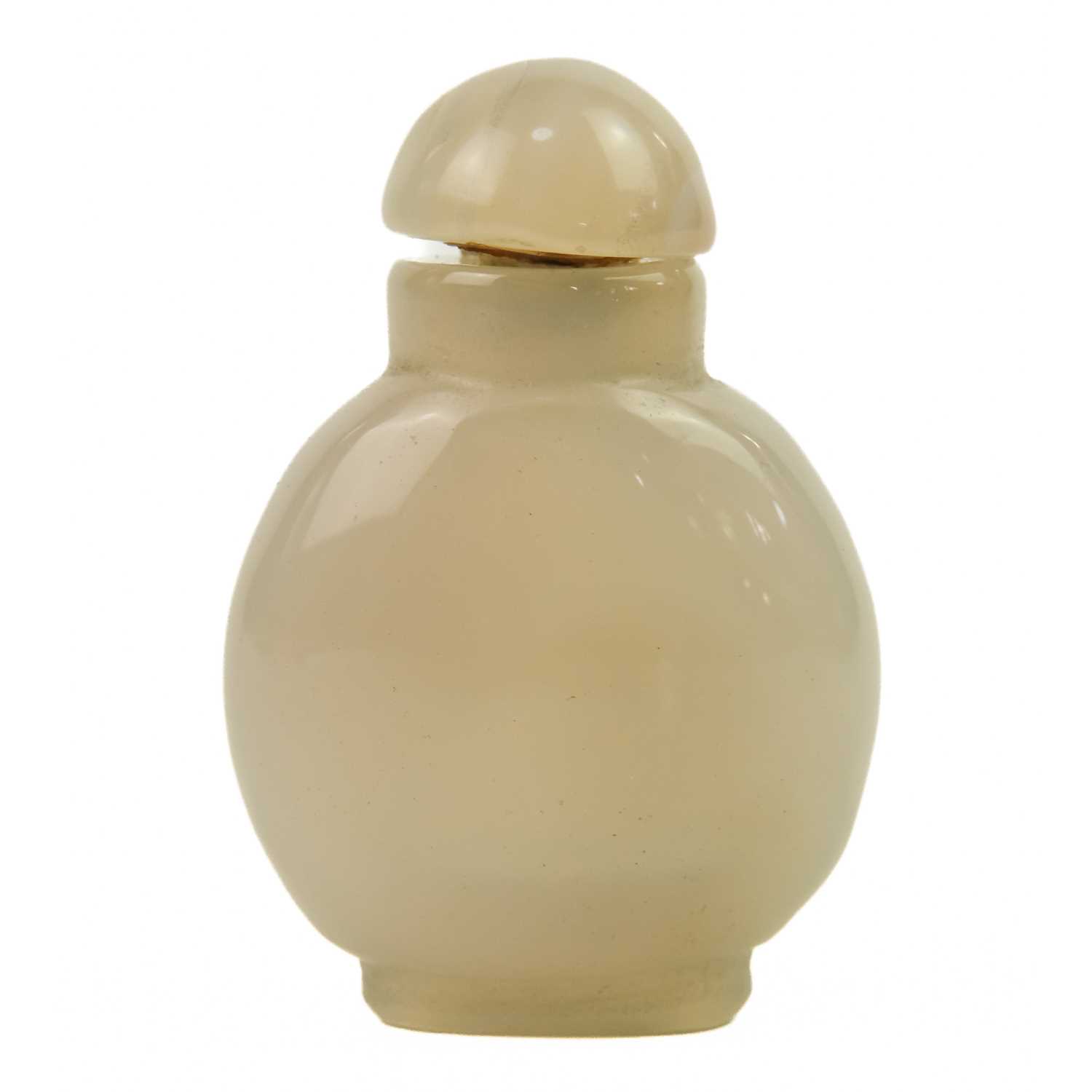 A Chinese agate snuff bottle. - Image 3 of 7