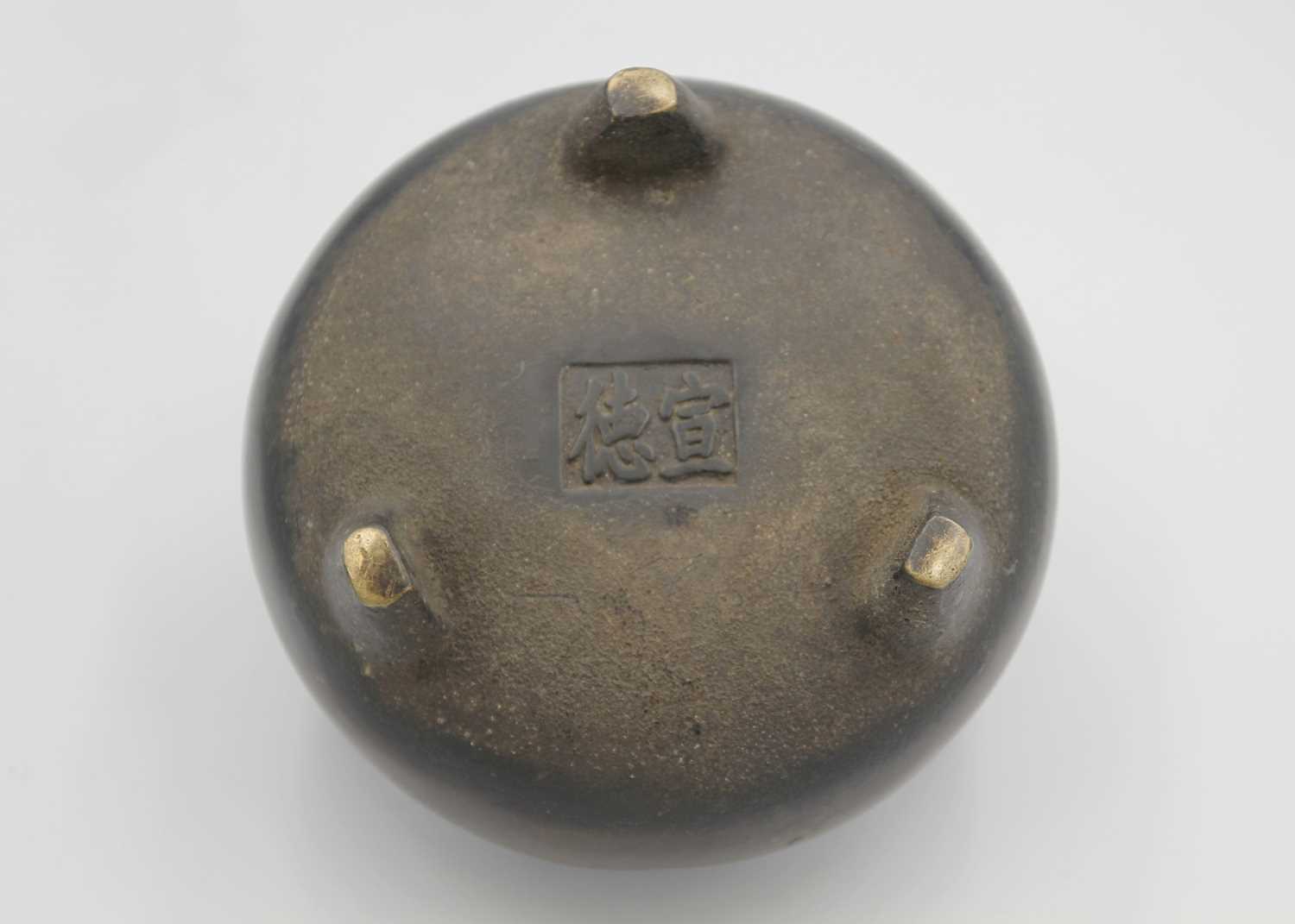 A Chinese bronze censer, Qing Dynasty. - Image 7 of 7
