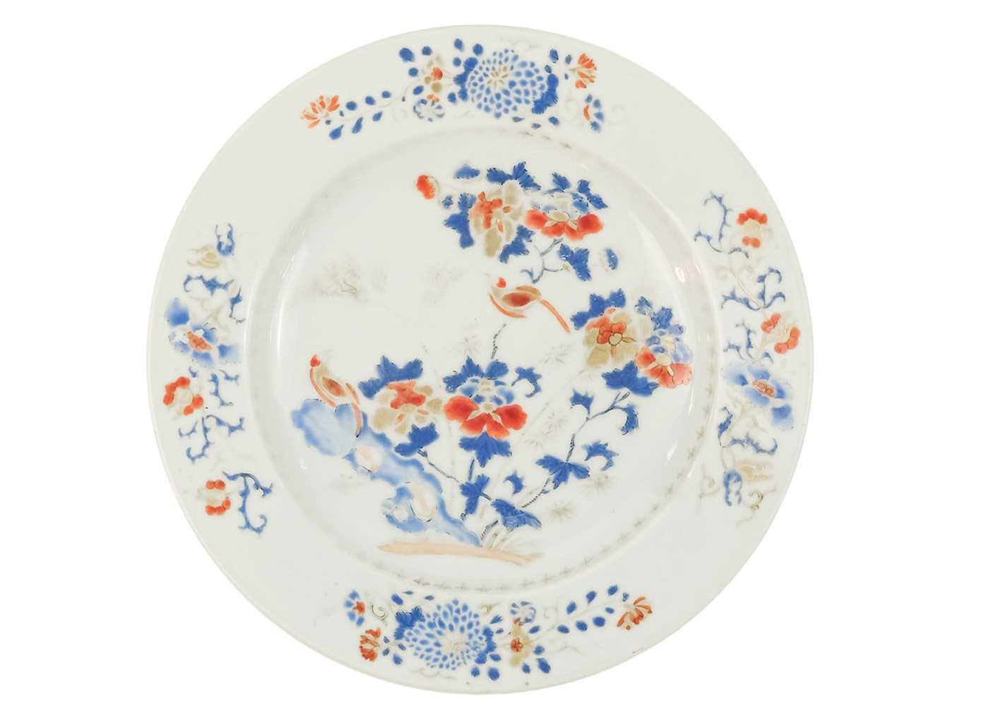 A pair of Chinese export porcelain plates, 18th century. - Image 2 of 6