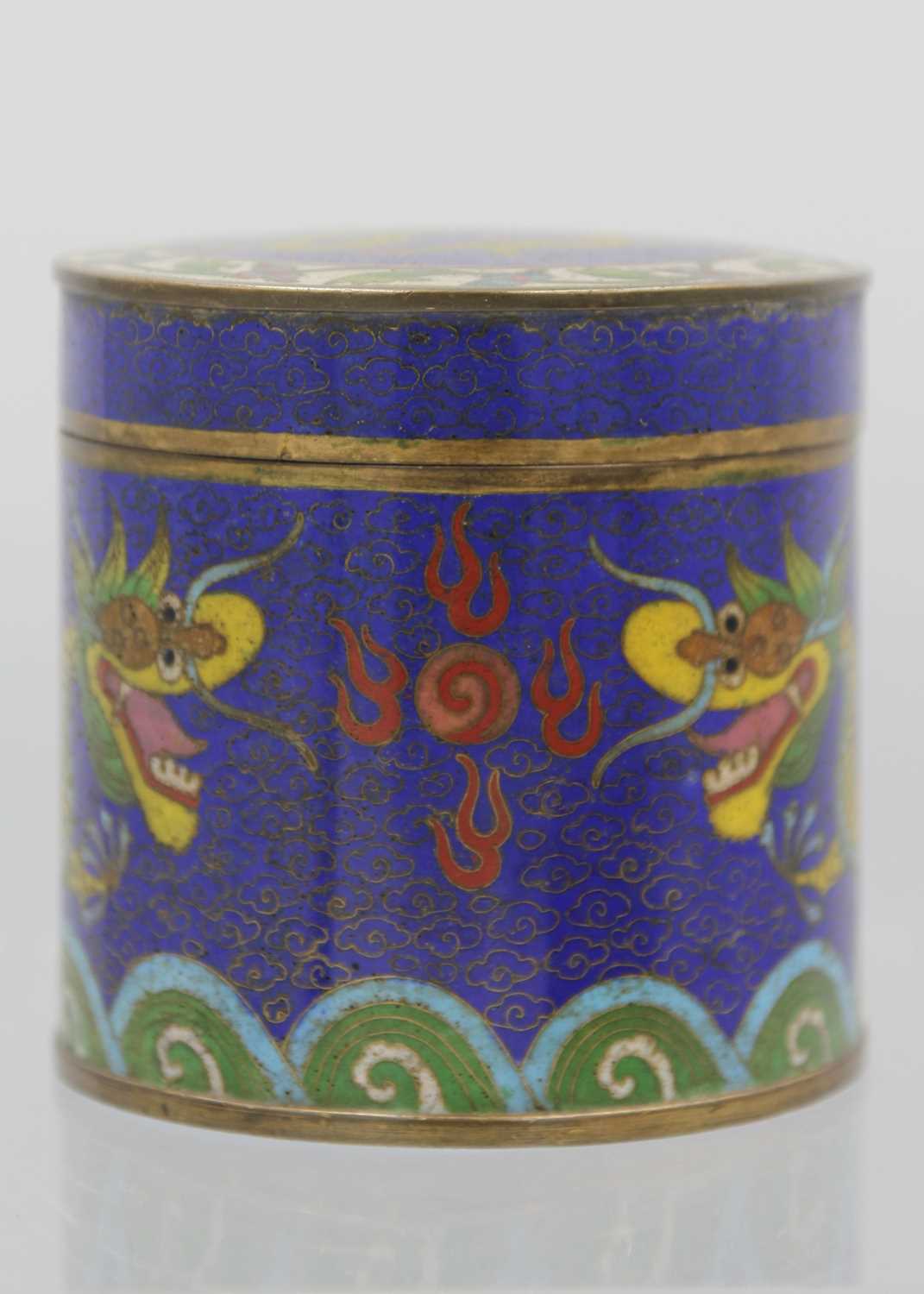 A Chinese cloisonne circular jar and cover, late 19th century. - Image 7 of 8