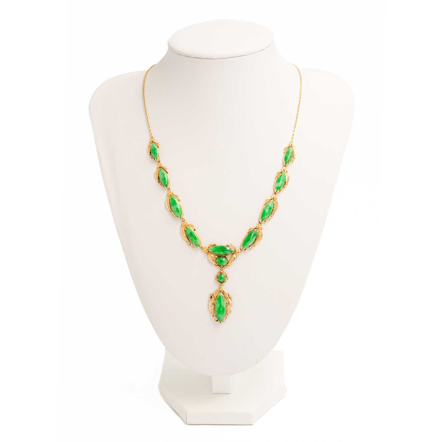 An Art Nouveau jade and 14ct mounted necklace, with enclosed back and stamped 14k.