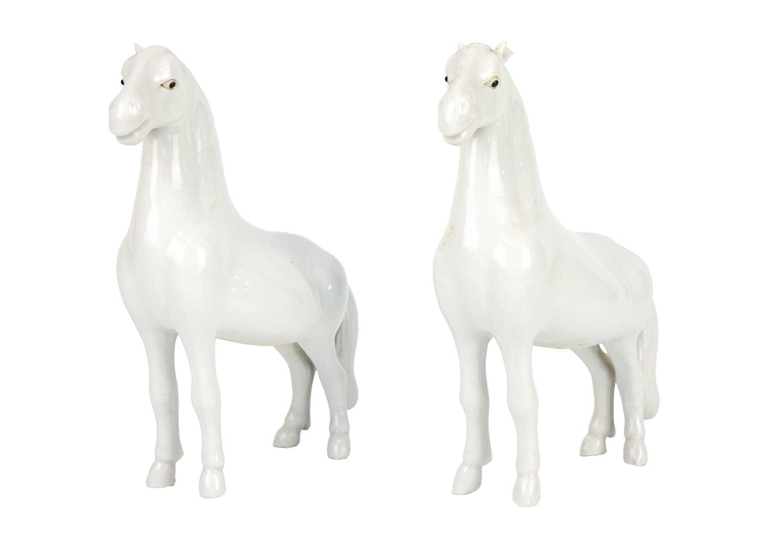 A pair of Chinese porcelain models of horses, possibly 18th/19th century. - Image 2 of 10