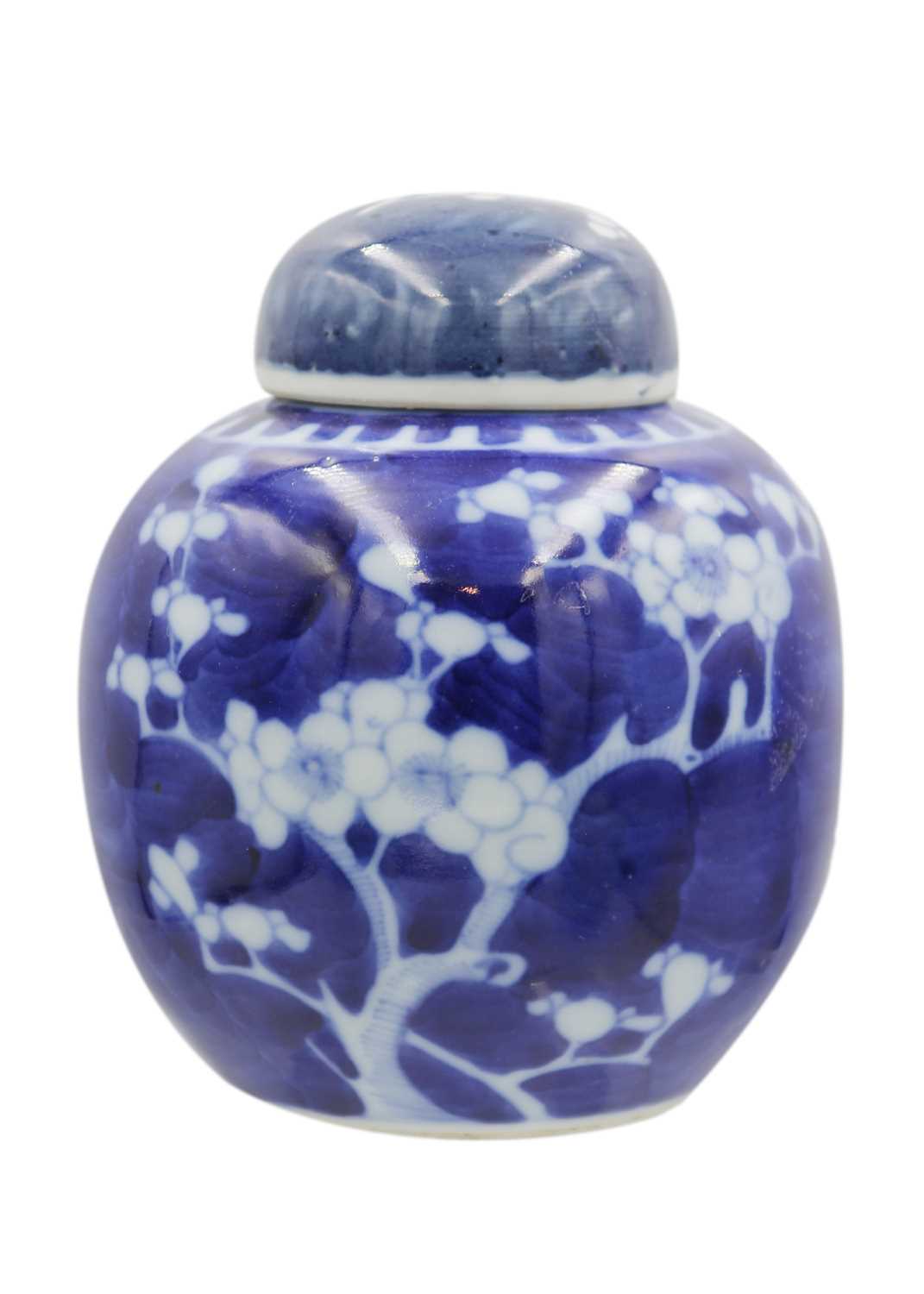 A Chinese prunus pattern ginger jar and cover, late 19th century. - Image 8 of 11