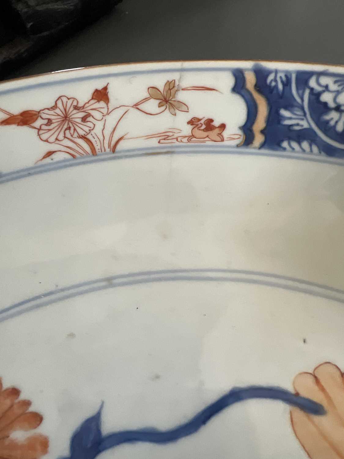A Chinese Imari porcelain shallow dish, 18th century. - Image 5 of 7