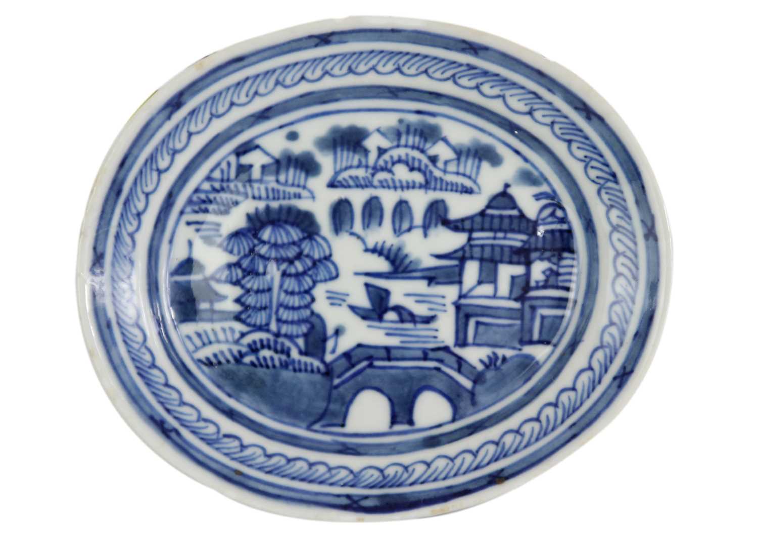 A Chinese export blue and white porcelain tureen, Qianlong period. - Image 4 of 8