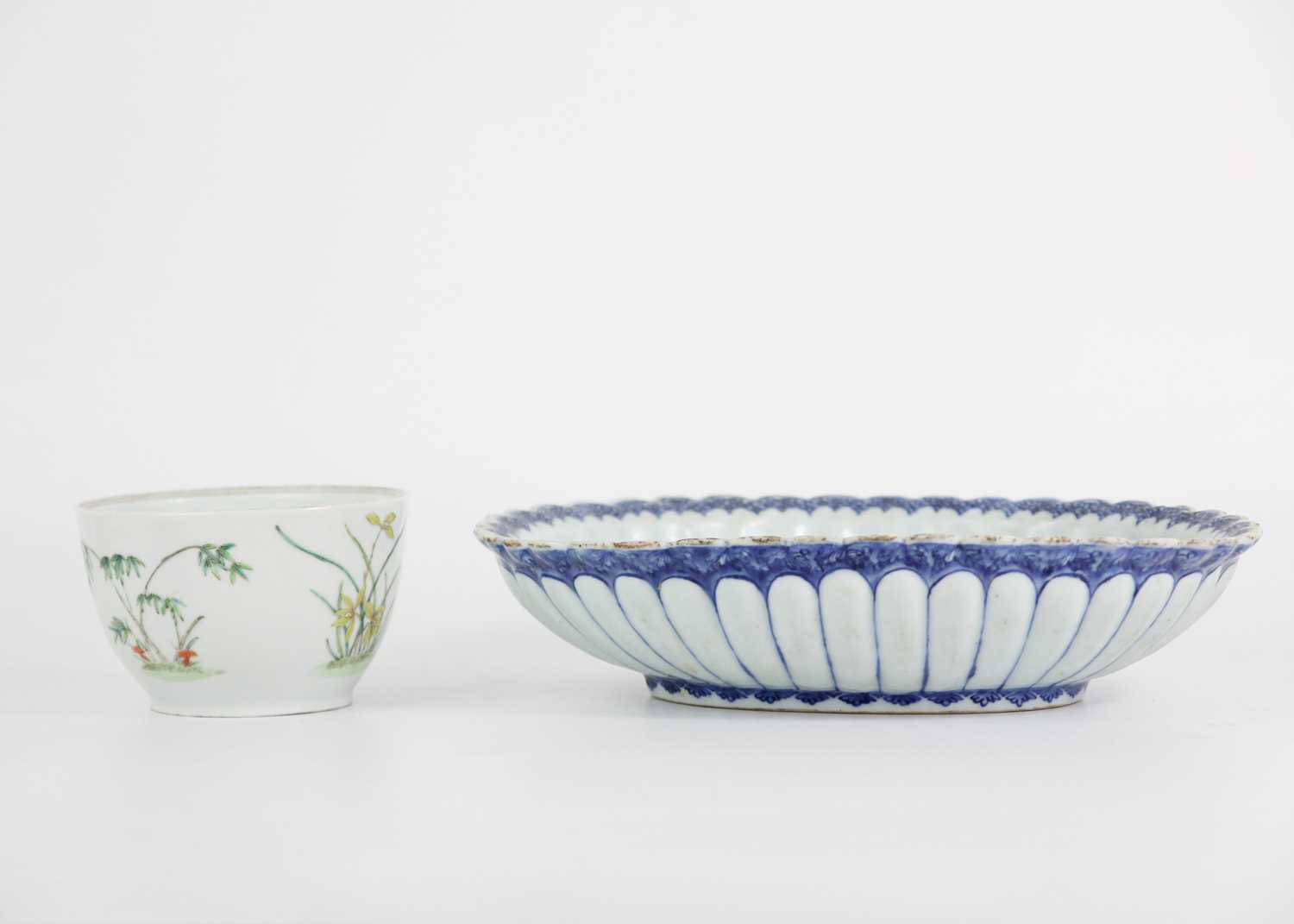 A Chinese export blue and white porcelain dish, 18th/19th century. - Image 10 of 10