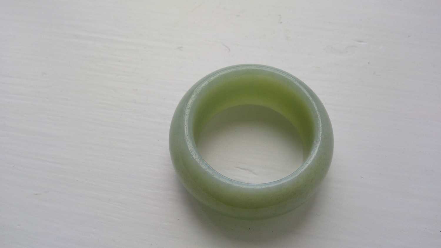 A Chinese jade hair ring, Qing Dynasty. - Image 4 of 7