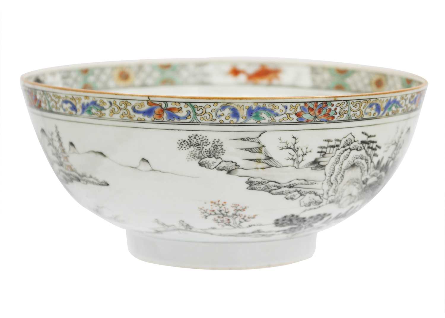A Chinese porcelain bowl, Qianlong period. - Image 2 of 12
