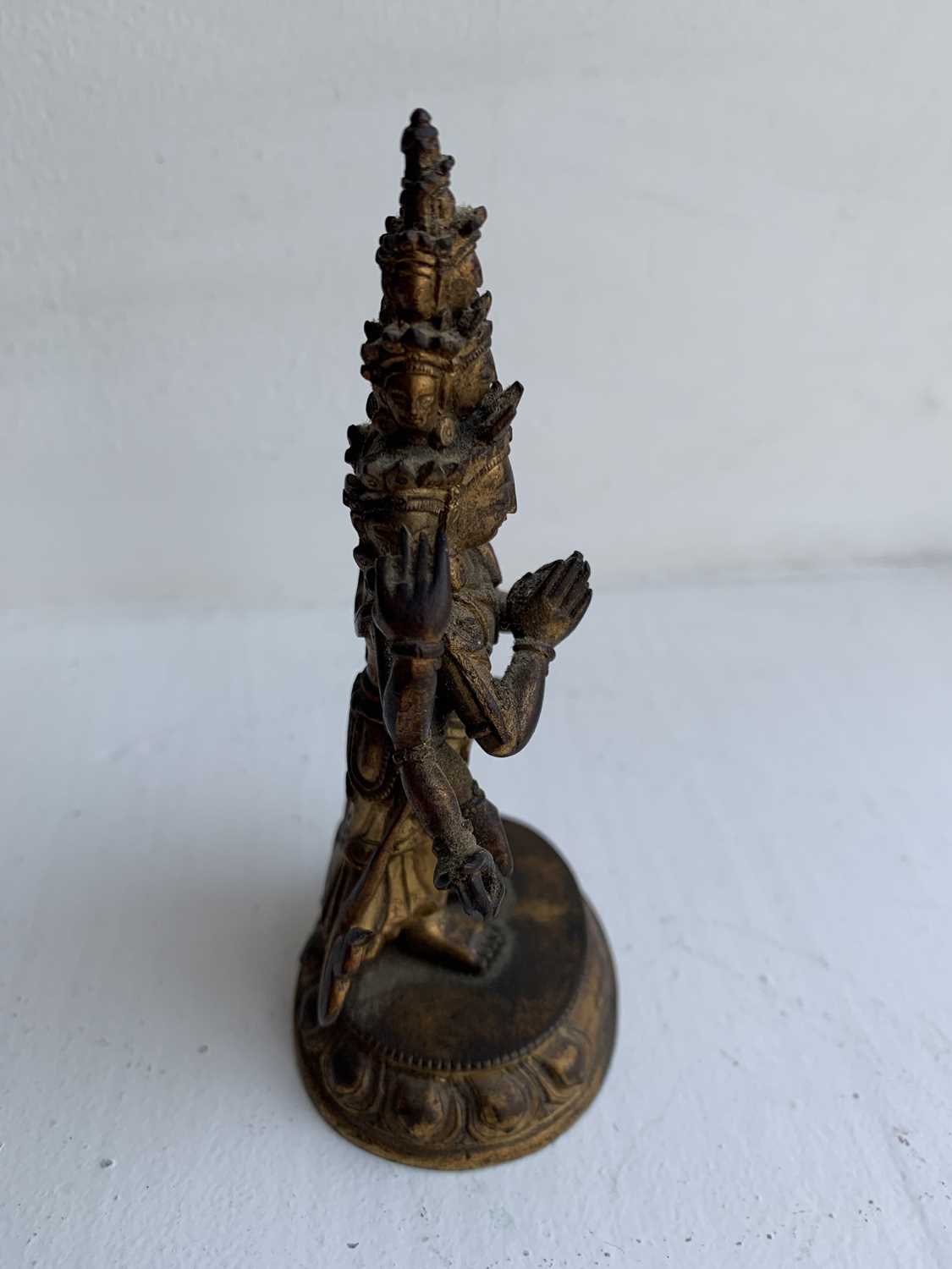 A Sino-Tibetan gilt bronze figure of Avalokitesvara, 18th/19th century. - Image 7 of 17