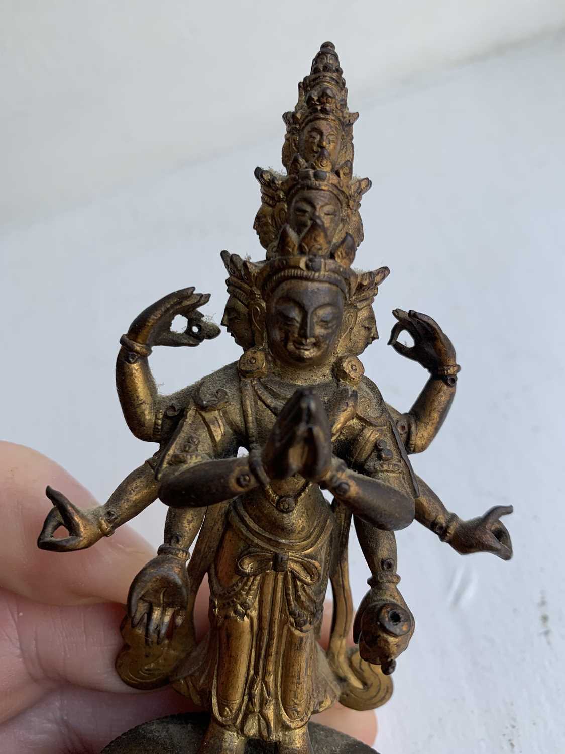 A Sino-Tibetan gilt bronze figure of Avalokitesvara, 18th/19th century. - Image 8 of 17