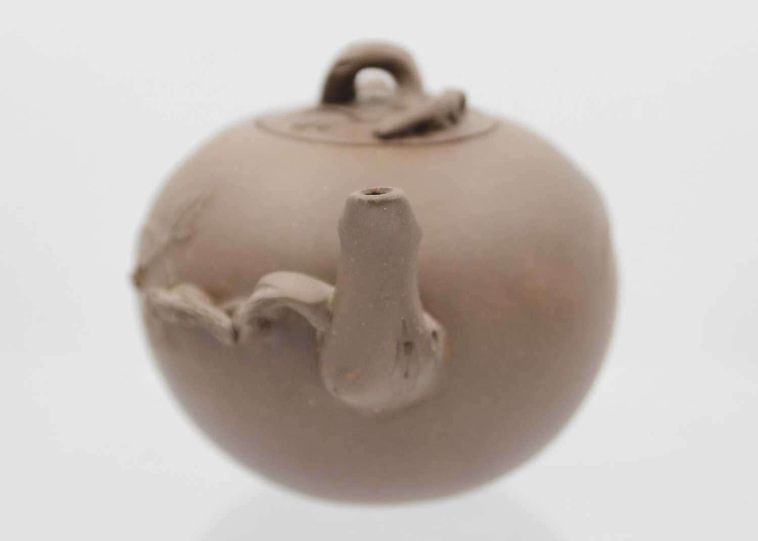 A Chinese Yixing teapot. - Image 4 of 7