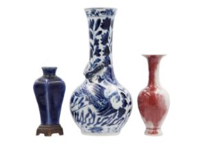 A Chinese blue and white porcelain vase, early 20th century.