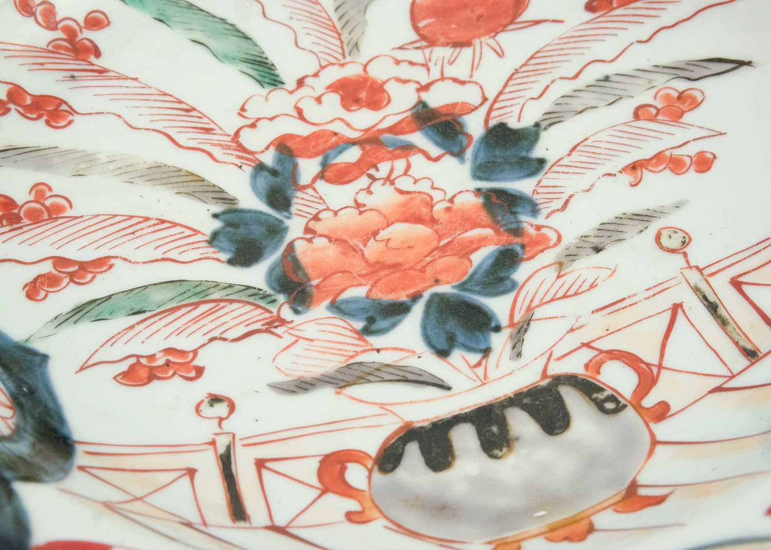 A Japanese Imari porcelain barbers bowl, late 19th/early 20th century. - Image 4 of 10