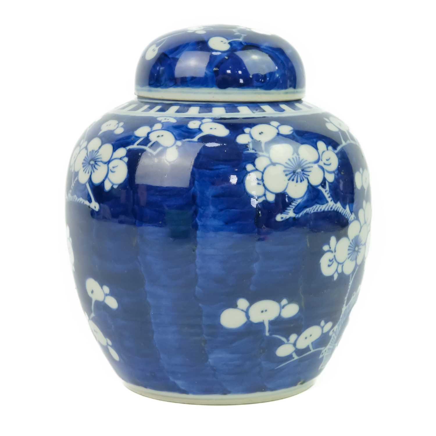 A Chinese blue & white prunus blossom pattern ginger jar & cover, circa 1900. - Image 5 of 6