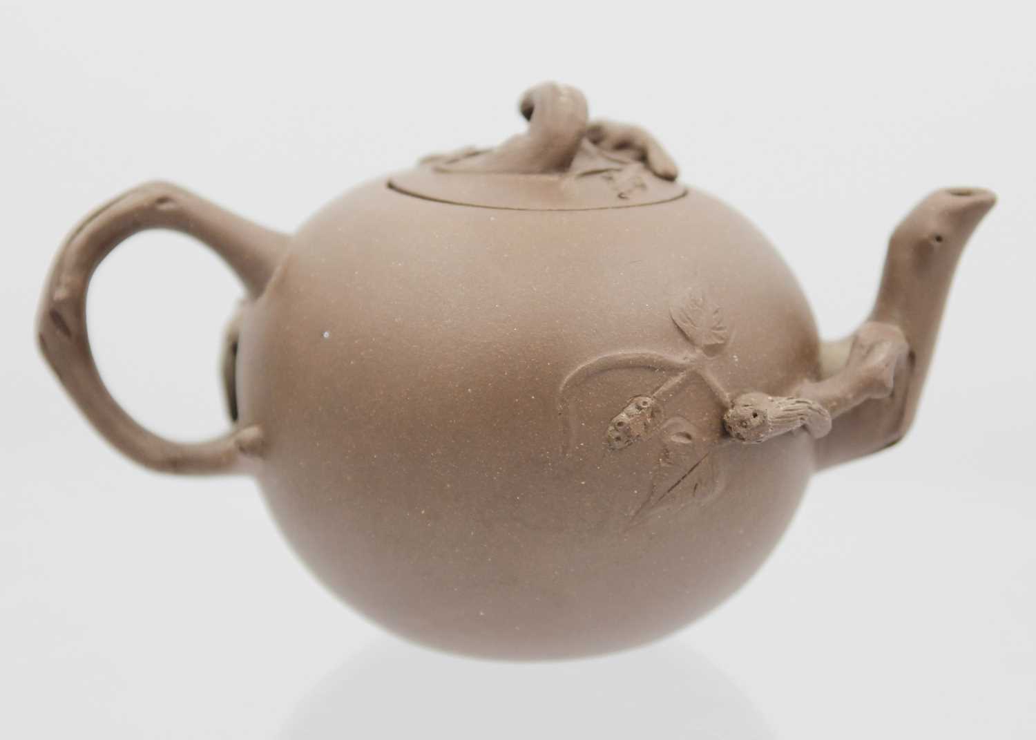 A Chinese Yixing teapot. - Image 5 of 7