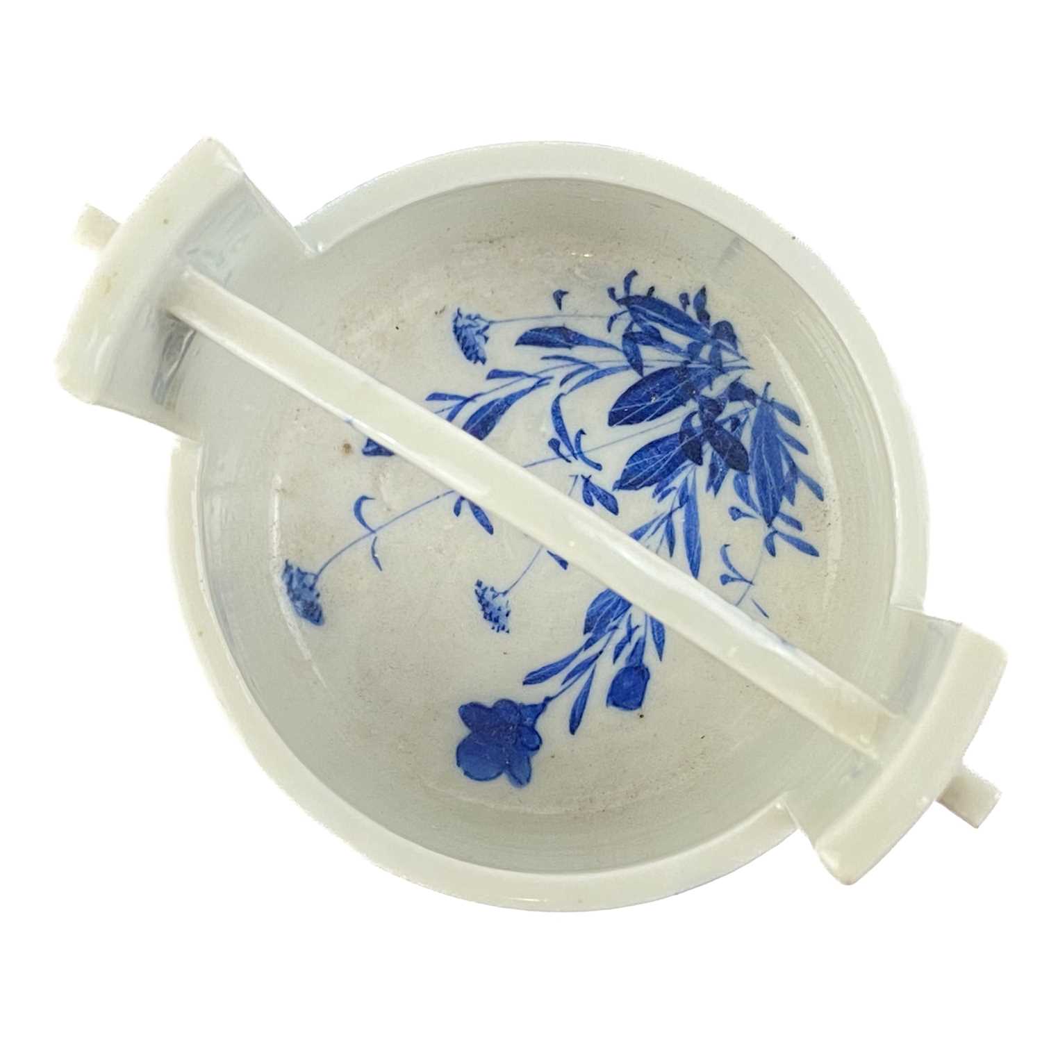 A Chinese blue and white jar and cover, late 19th century. - Image 7 of 9