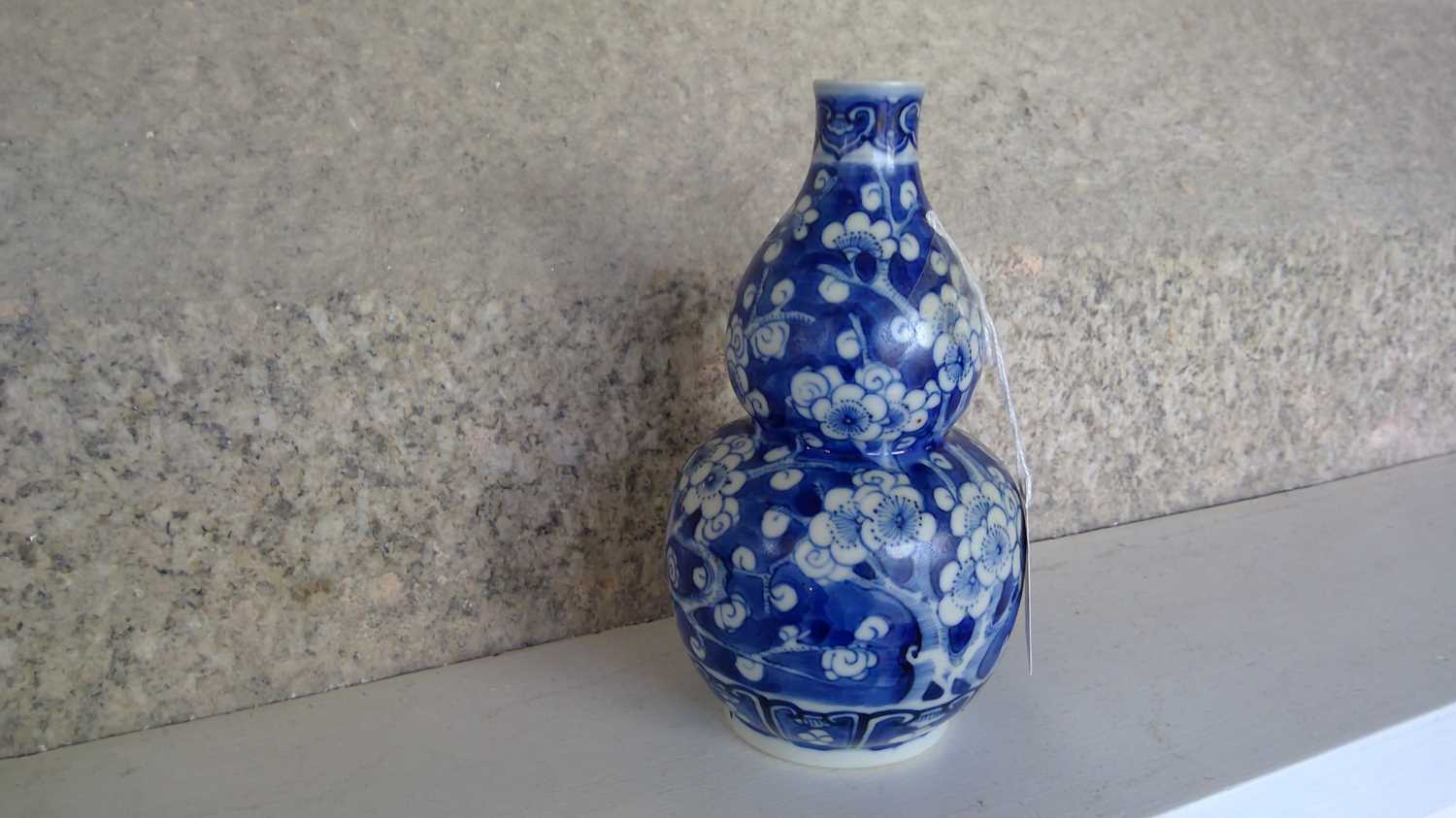 A Chinese porcelain prunus pattern double gourd vase, early 20th century. - Image 7 of 10