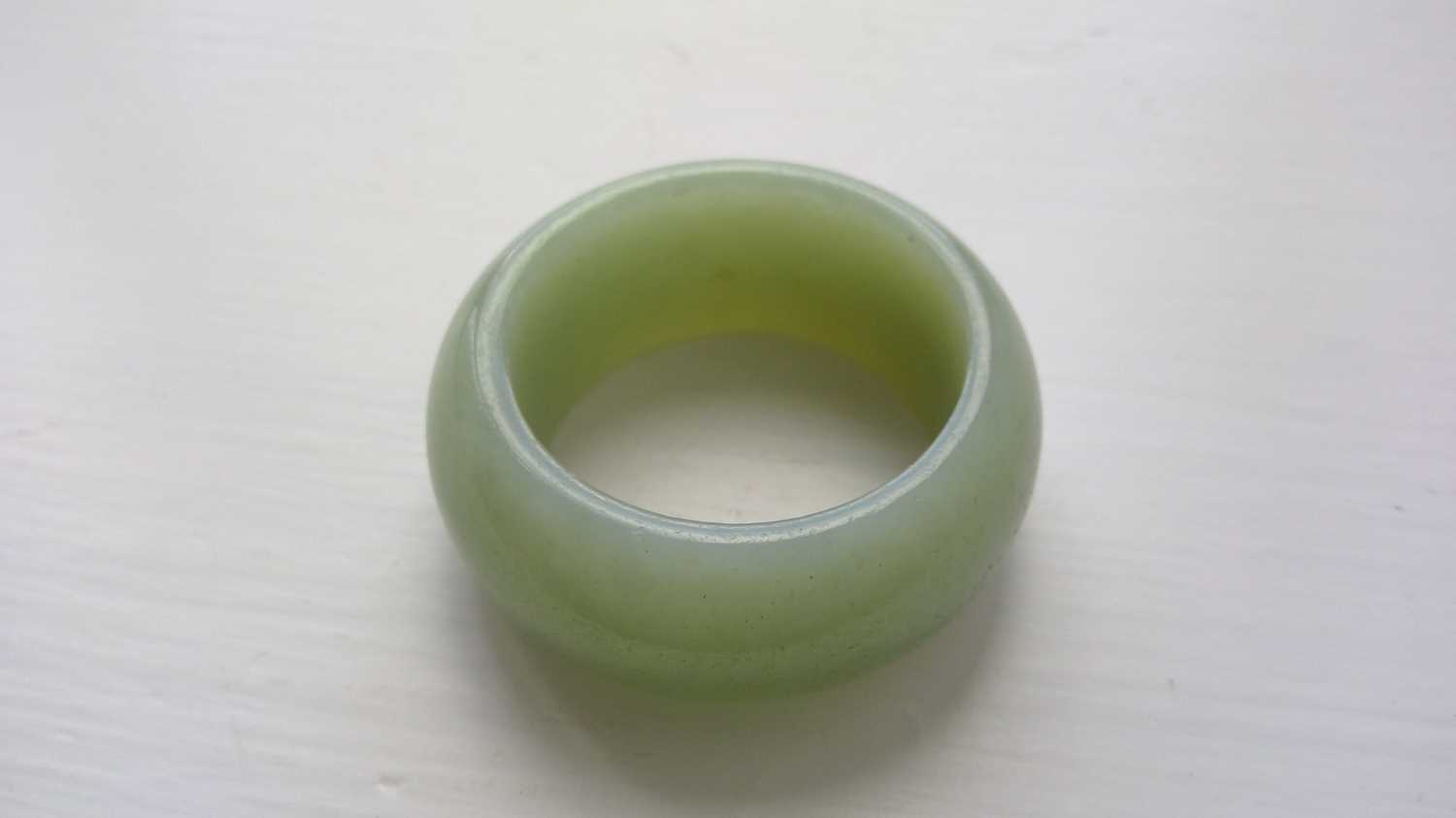 A Chinese jade hair ring, Qing Dynasty. - Image 5 of 7